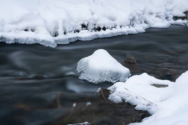 冬は川の中の水の動きがなめらかになり 雪と氷が岩や石に乗って森の美しい自然 — ストック写真