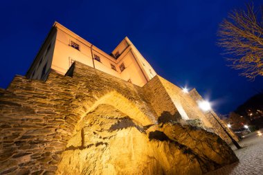 Plauen şehrindeki bir kilisenin önünde gece sokakta renkli çizgili arabaların olduğu bir yer.