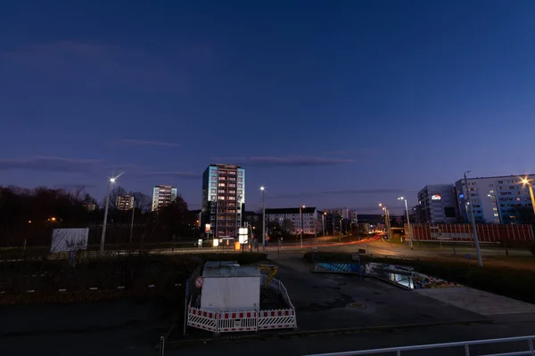 Színes Fénycsíkok Autók Utcán Éjszaka Előtt Egy Templom Város Plauen — Stock Fotó