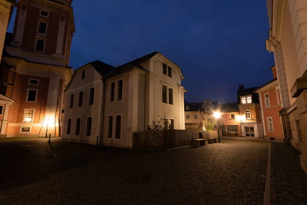Barevné Světlé Pruhy Aut Ulici Noci Před Kostelem Městě Plauen — Stock fotografie