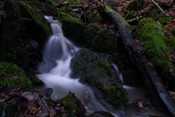 Moto Liscio Acqua Selvatica Fiume Estate Con Rocce Pietre Nella — Foto Stock