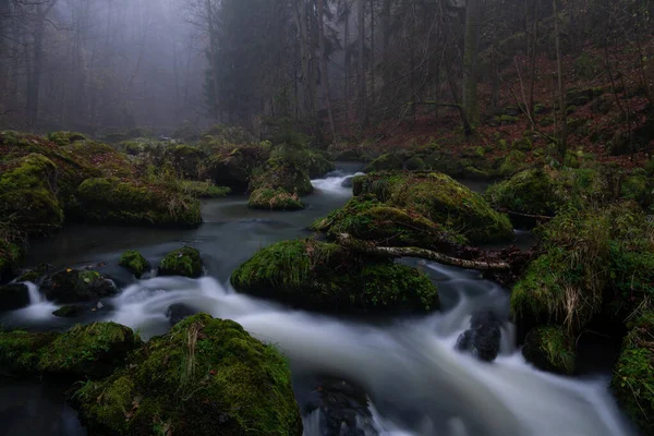 Moto Liscio Acqua Selvatica Fiume Estate Con Rocce Pietre Nella — Foto Stock