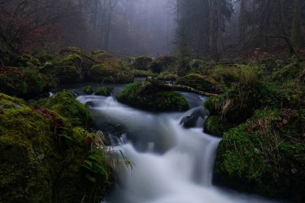 Sanfte Bewegung Des Wilden Wassers Einem Fluss Sommer Mit Felsen — Stockfoto