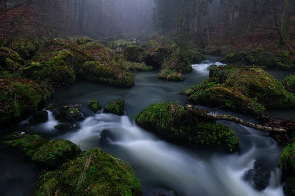 Moto Liscio Acqua Selvatica Fiume Estate Con Rocce Pietre Nella — Foto Stock