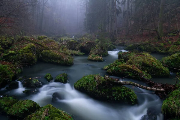 Płynny Ruch Dzikiej Wody Rzece Latem Skałami Kamieniami Pięknej Przyrodzie — Zdjęcie stockowe