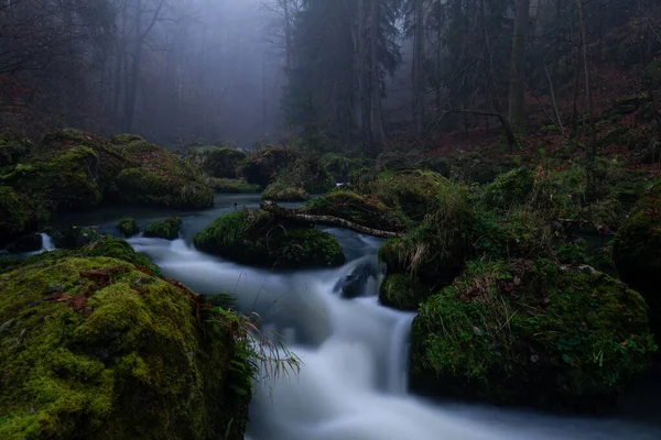 Sanfte Bewegung Des Wilden Wassers Einem Fluss Sommer Mit Felsen — Stockfoto