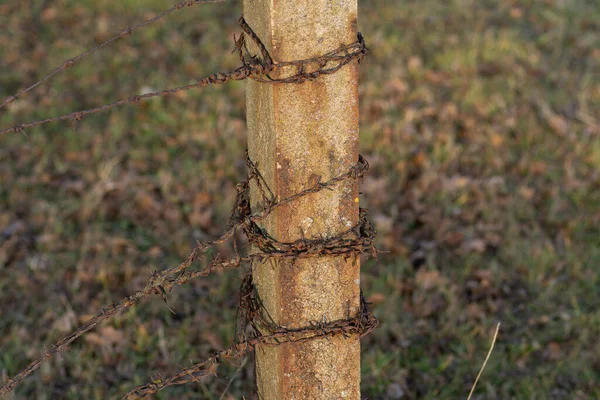 Een Close Van Een Roestig Hek Met Een Draad — Stockfoto