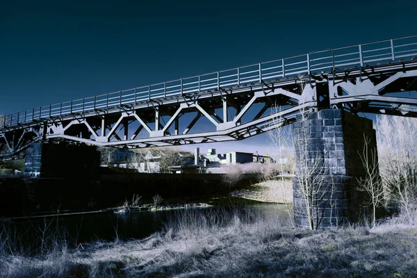 Fotografia Infravermelha Foto Surreal Paisagem Com Árvores Sob Céu Nublado — Fotografia de Stock