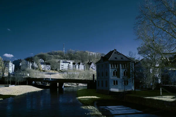 Photographie Infrarouge Surréaliste Photo Paysage Avec Des Arbres Sous Ciel — Photo