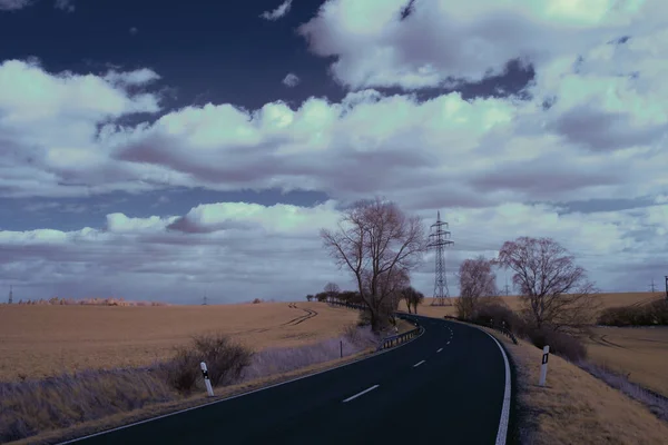 Fotografía Infrarroja Foto Del Paisaje Bajo Cielo Con Nubes Arte —  Fotos de Stock