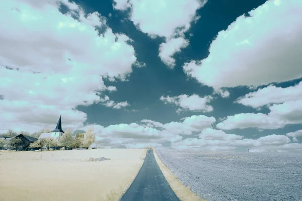 Kızılötesi fotoğrafçılık - gökyüzü altındaki bulutlu manzaranın fotoğrafı - dünyamızın kızılötesi spektrumdaki sanatı