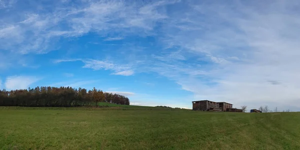 Malowniczy Widok Panoramy Naturalnego Krajobrazu Pod Zachmurzonym Niebem — Zdjęcie stockowe