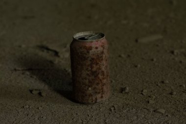 Çöldeki paslı teneke kutu. 