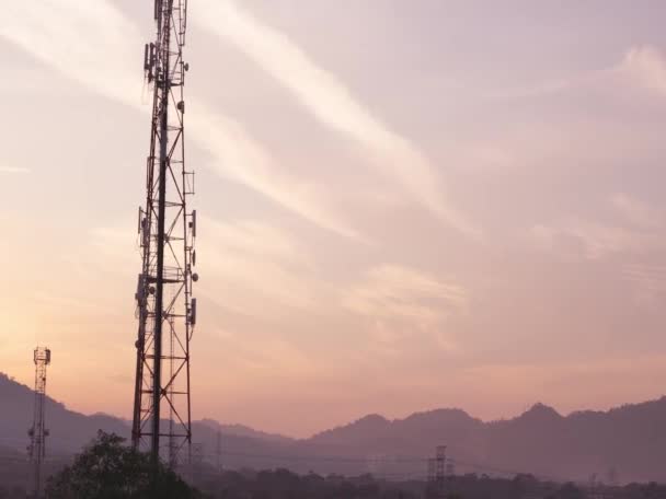 通信基地局 携帯電話のタワー構造アンテナの時間経過 携帯電話の5G 4G携帯電話やスマートフォンの無線送信機 モバイルインターネットカバレッジ — ストック動画