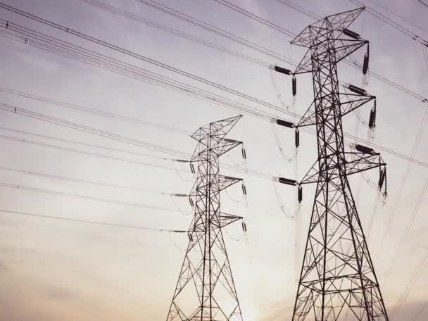 Caducidad Las Torres Eléctricas Alto Voltaje Atardecer Línea Transmisión Eléctrica — Vídeo de stock