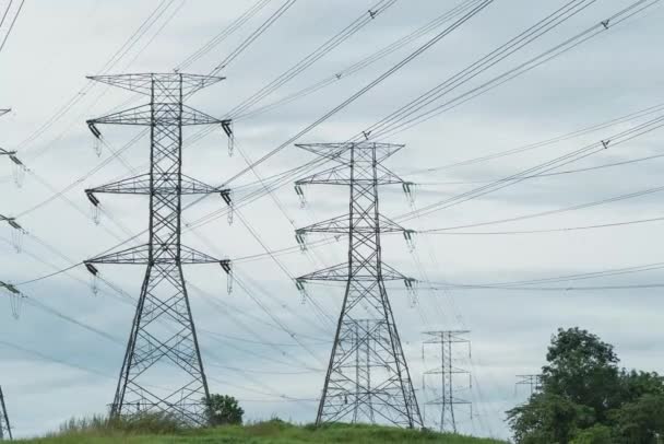 高電圧電気塔の時間経過 送電線だ 午前中の電気設備及び高圧送電線絶縁体の一部 — ストック動画