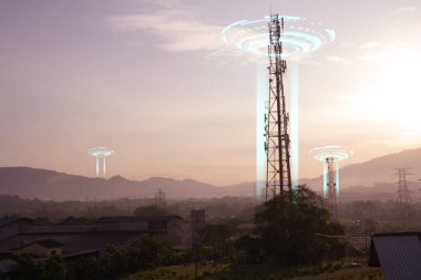 Gün batımında 3G, 4G ve 5G ağlarının telekomünikasyon kulesi. İletişim teknolojisi konsepti. Pylon, anten, mikrodalga fırın ve doğa arka planı..