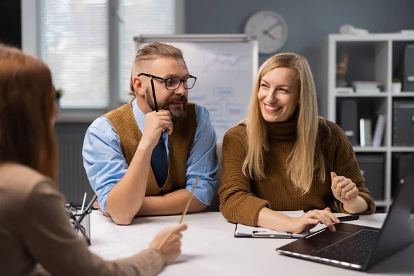 Affärskolleger på möte — Stockfoto