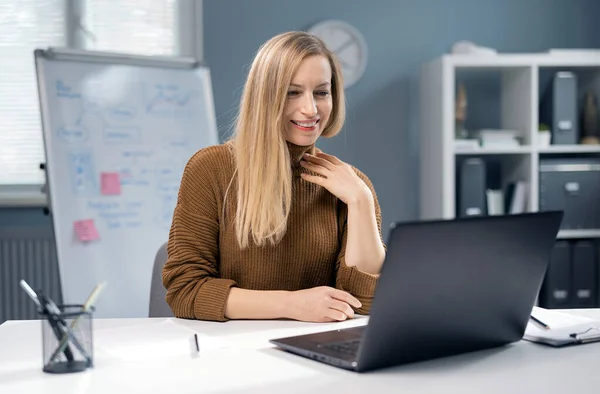 Mujer feliz trabajando en el ordenador portátil — Foto de Stock