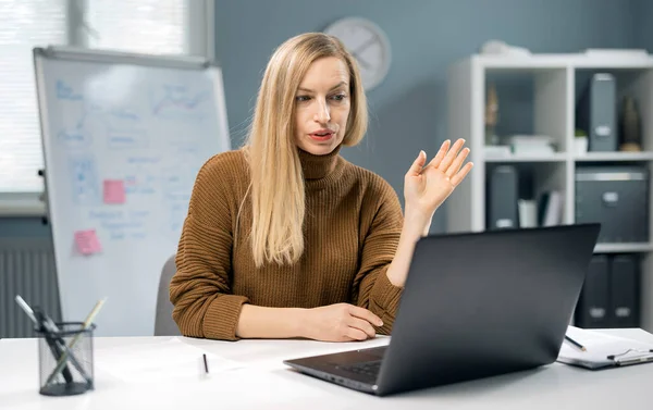 Kvinna som har videochatt på bärbar dator — Stockfoto