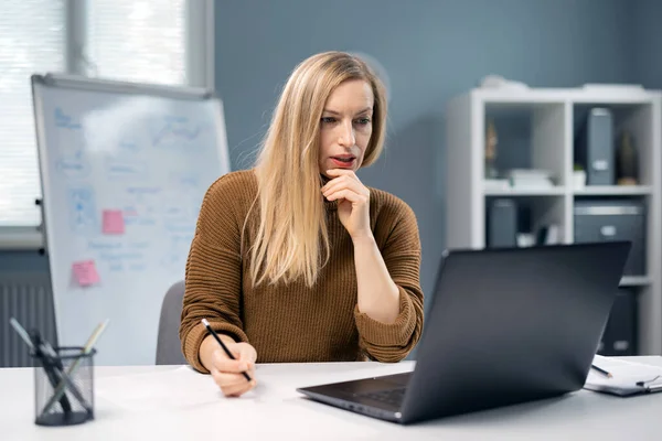 Kvinna med bärbar dator för videochatt — Stockfoto