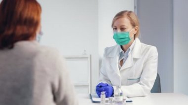 Doktor aşı konusunda danışmanlık yapıyor.