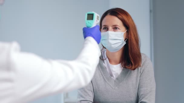 Doktor hasta için termometre kullanıyor — Stok video