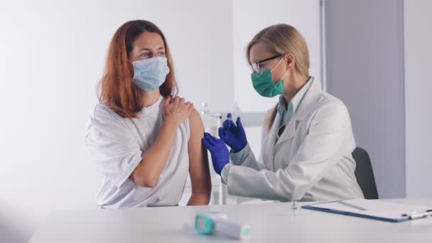 Mujer que recibe la vacuna del médico — Vídeos de Stock