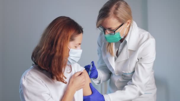 Médico Vacunando Paciente Femenino — Vídeos de Stock