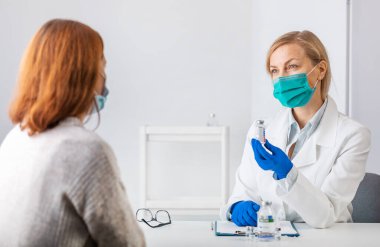 Doktor hastaya aşı konusunda danışmanlık yapıyor.