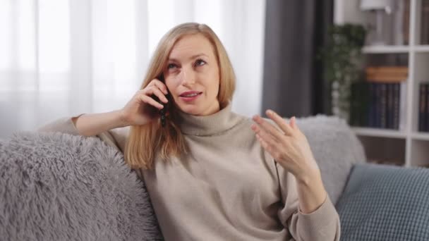 Γυναίκα μιλάει στο κινητό — Αρχείο Βίντεο