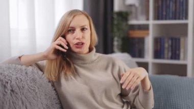 Cep telefonu kullanan kadın.