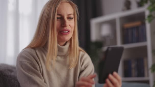 Mujer usando el móvil para el chat de vídeo — Vídeo de stock