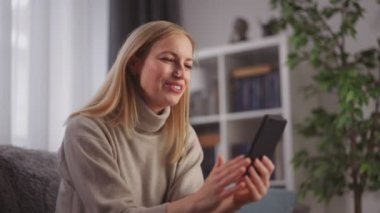 Akıllı telefonda video sohbet eden bir kadın.