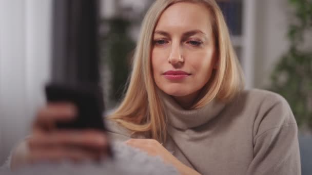 मोबाइल का उपयोग करते हुए मुस्कुरा रही महिला — स्टॉक वीडियो