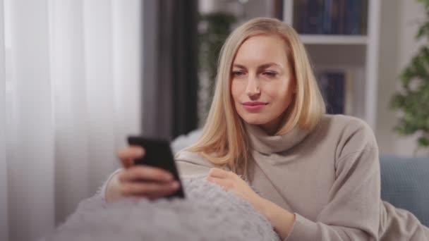 Kobieta korzystania z telefonu w domu — Wideo stockowe