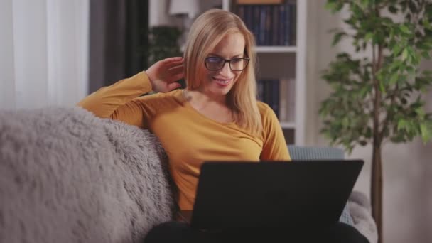 Frau benutzt Laptop zu Hause — Stockvideo