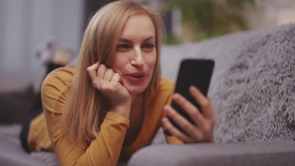 Mujer usando móvil para videollamada — Vídeo de stock