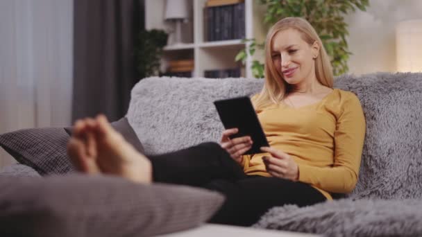 Kadın kanepe tablet ile — Stok video