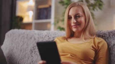 Evde tablet kullanan kadın