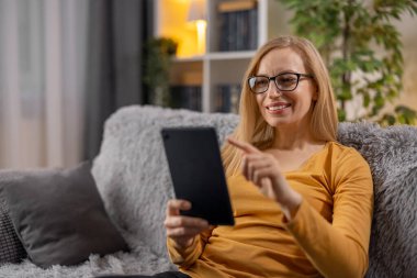 Kanepede tabletli kadın