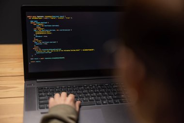 Veri kodu için dizüstü bilgisayar kullanan kadın