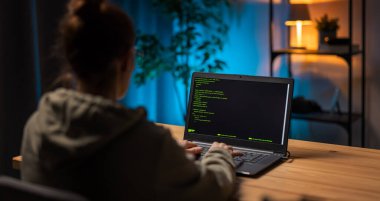 Dizüstü bilgisayarda html kodlayan kadın