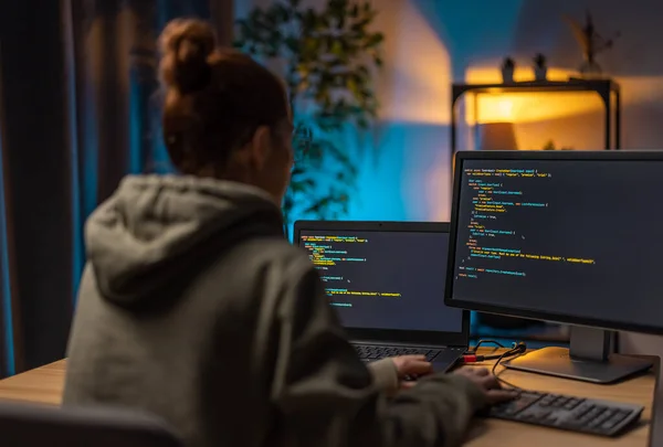Femme utilisant des ordinateurs pour la programmation — Photo