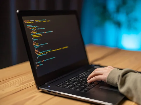 Frau kodiert auf Laptop — Stockfoto