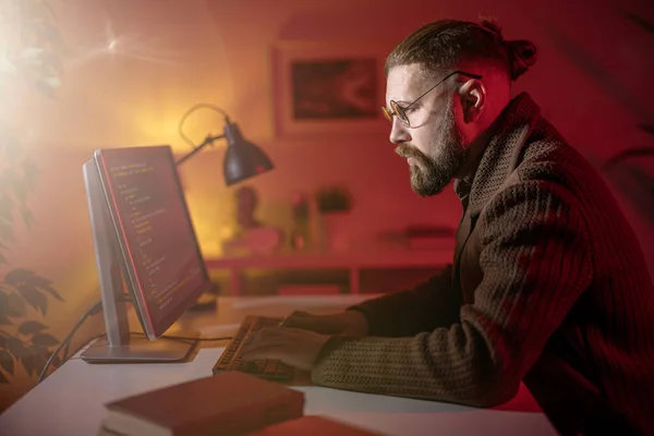 Homem usando pc para codificação — Fotografia de Stock