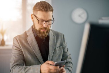 Ofiste Smartphone kullanarak iş adamı