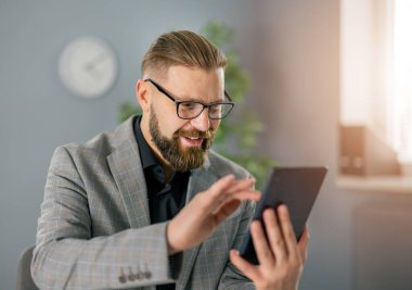 tablet vasıl yazıhane ile işadamı