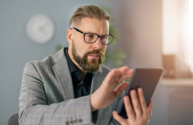 Tabletli bir iş adamı