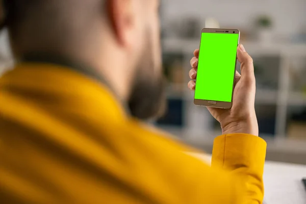 Empresario con smartphone de pantalla verde —  Fotos de Stock